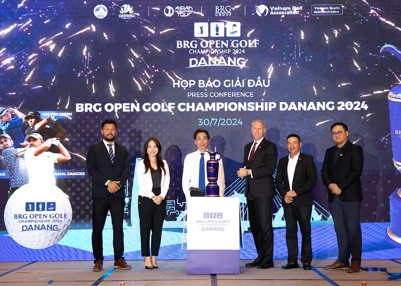 cong bo cup vo dich giai dau brg open golf championship danang 2024jpg 9980 jpg