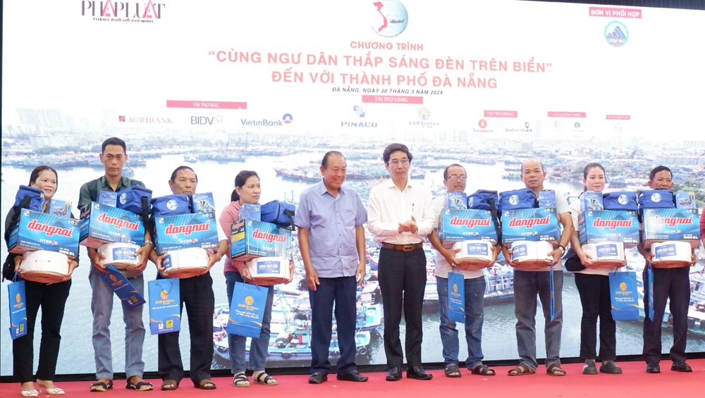 cung ngu dan thap sang den tren bien 1