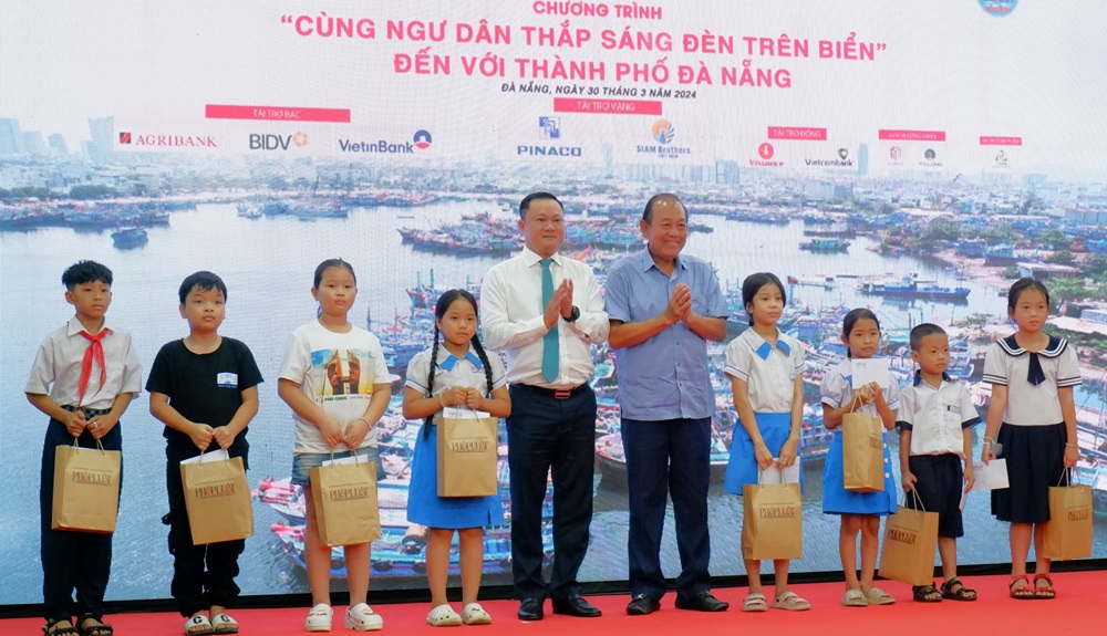 cung ngu dan thap sang den tren bien