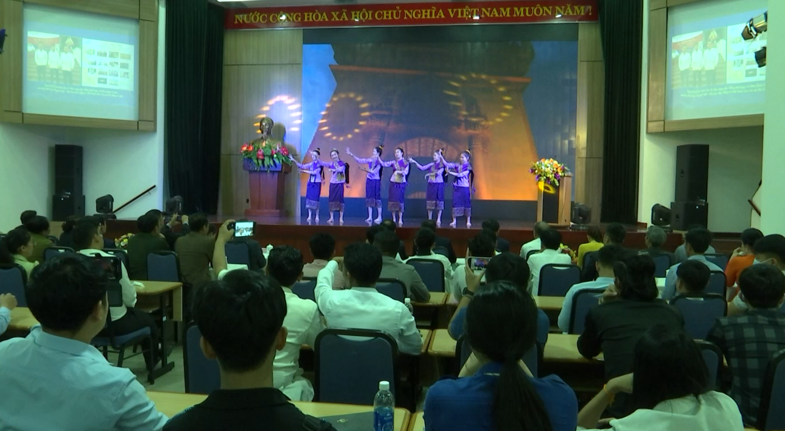 dai su giao luu sv lao1