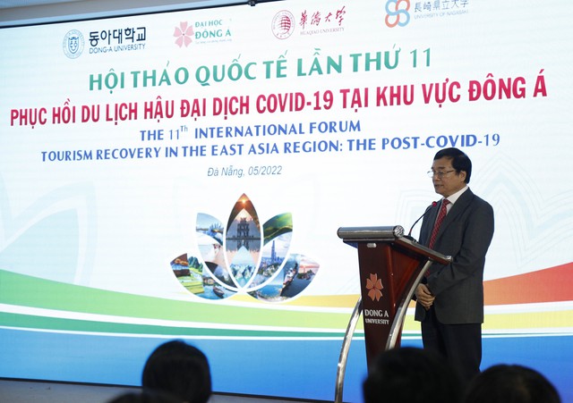 delivers a speech at the forum