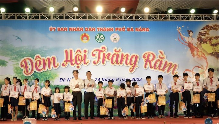 dem hoi trang ram 2023 1