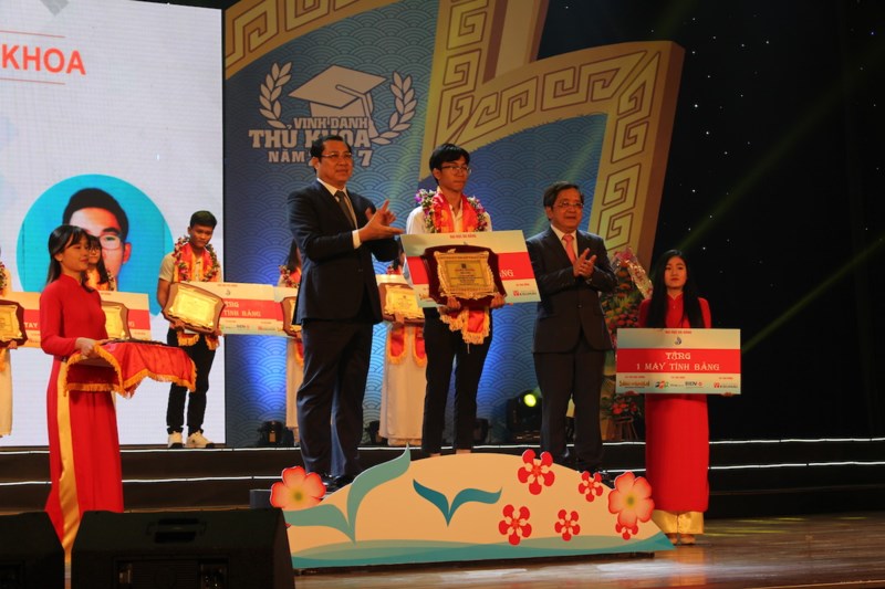 dhdn vinh danh tan thu khoa sbug