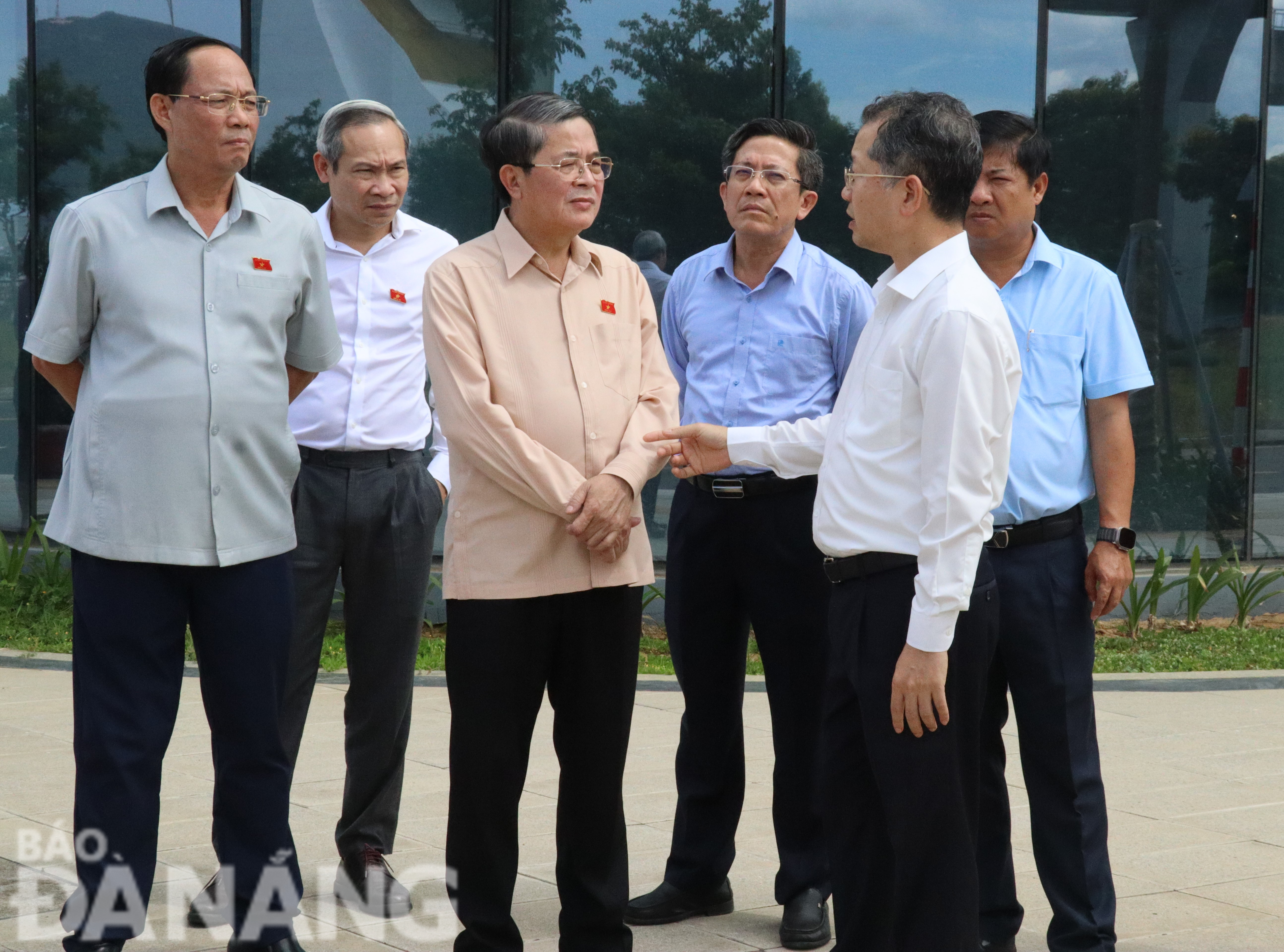 doan cong tac quoc hoi ve trung tam tai chinh 8