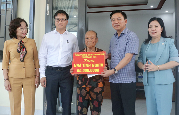 doan thanh hoa tham cac gia dinh bi anh huong mua bao 2