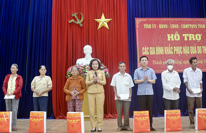 doan thanh hoa tham cac gia dinh bi anh huong mua bao 3