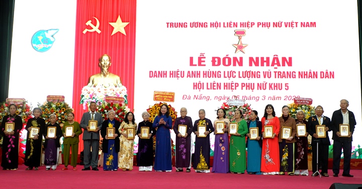 don nhan danh hieu anh hung luc luong vu trang nhan dan 2