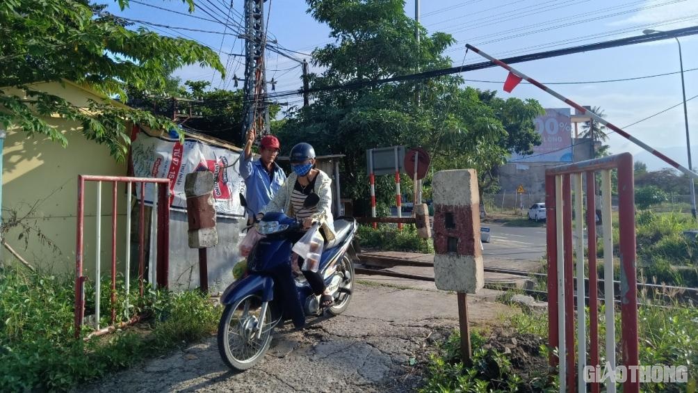 dong duong ngang trai phep