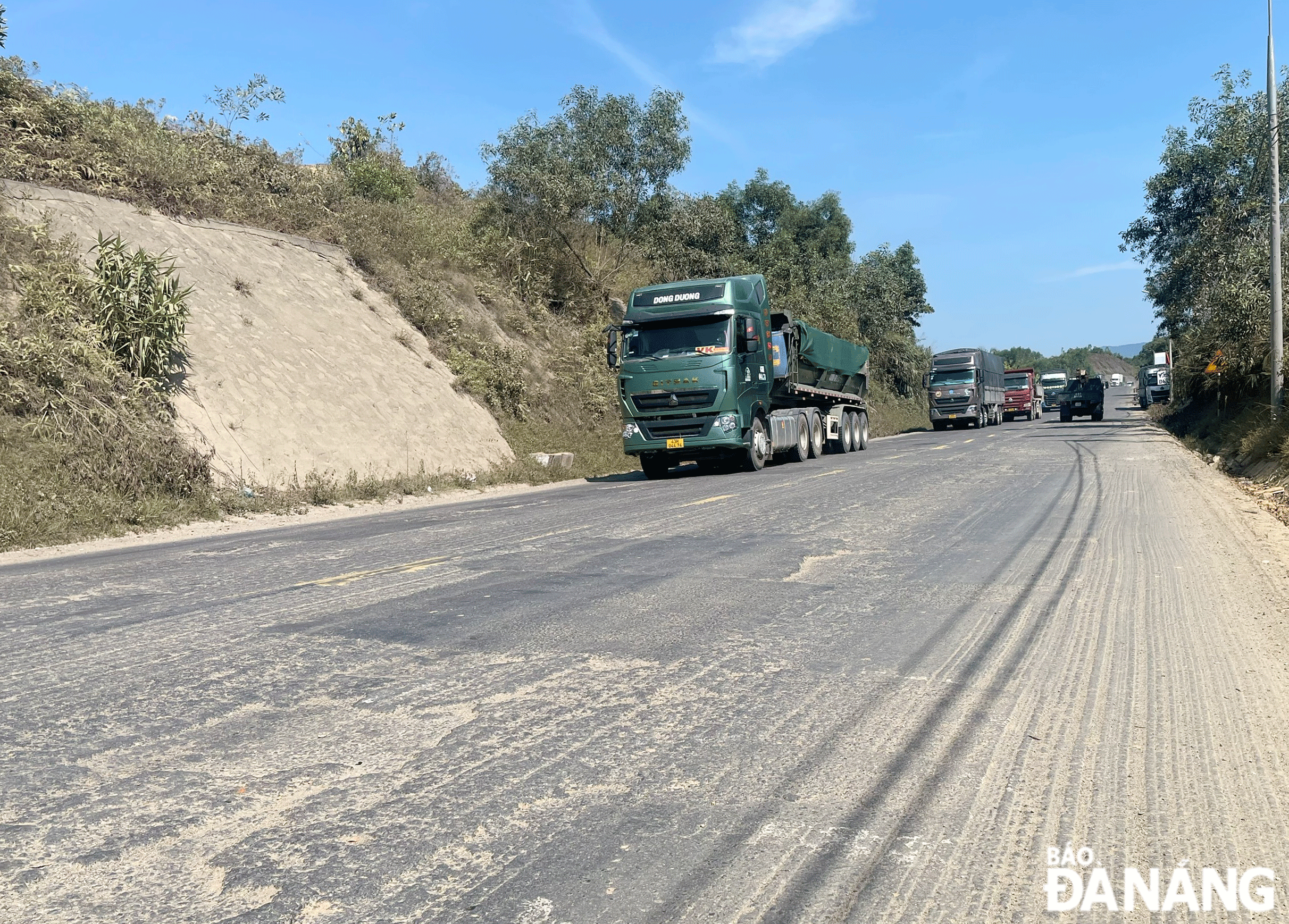 duong tranh nam hai van tuy loan hu hong