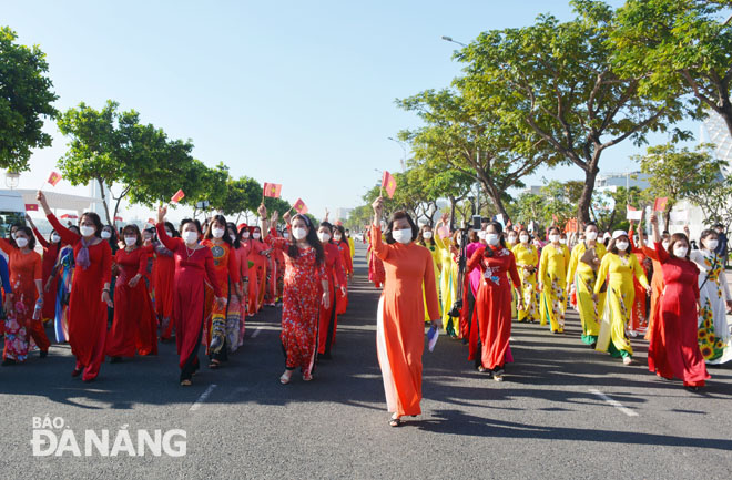 e2 80 98ao dai e2 80 99 parade on bach dang street 2c