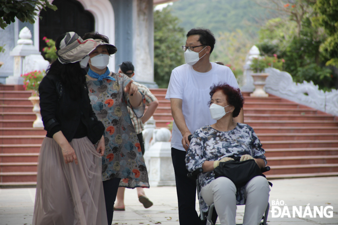 foreign visitors wearing face masks