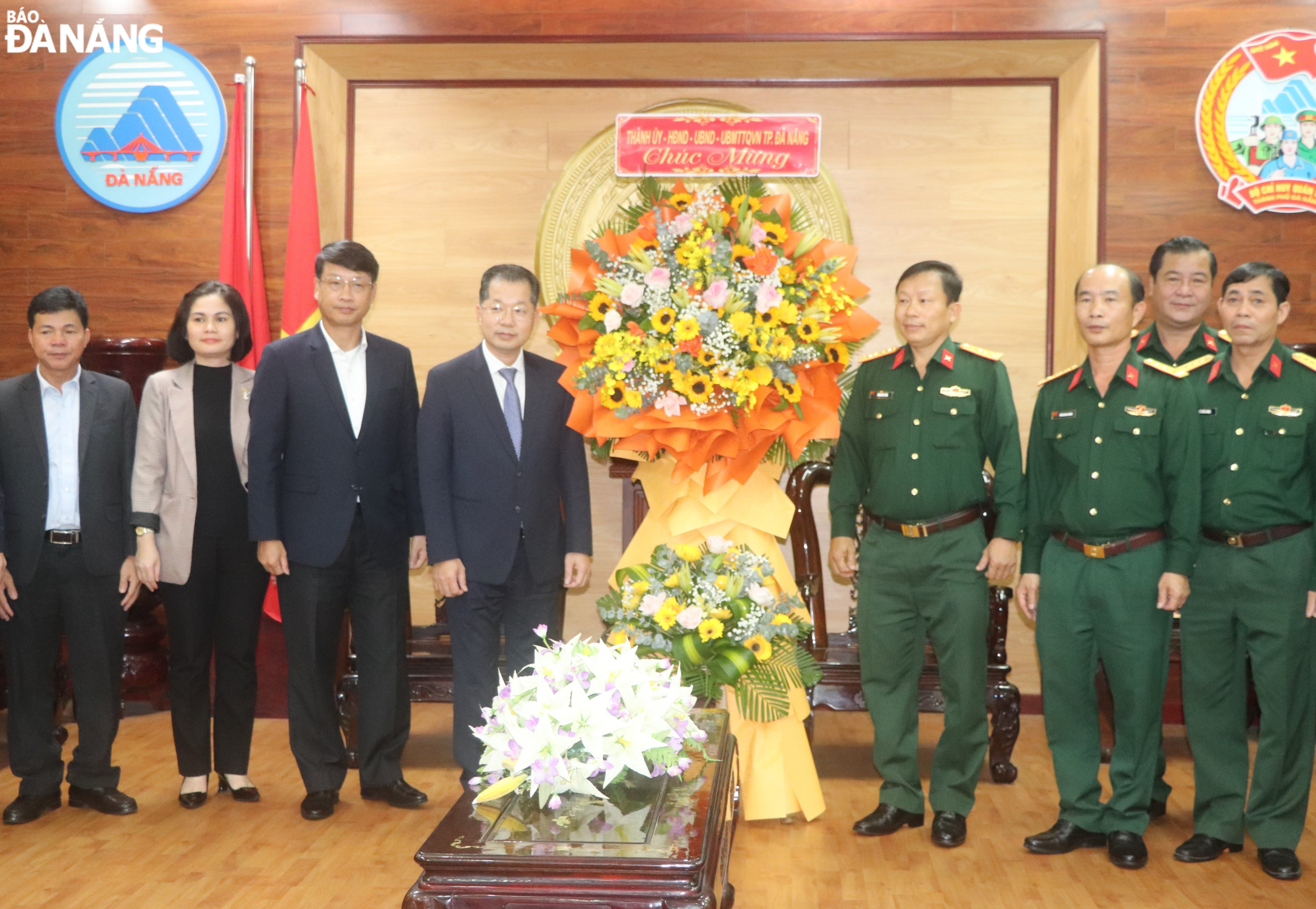 gap mat 2c tang qua chuc mung can bo cap tuong nghi huu 2
