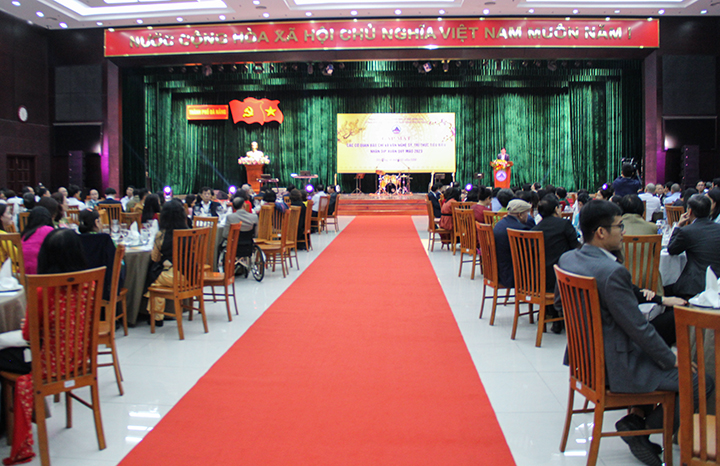 gap mat bao chi va van nghe si thanh pho 1
