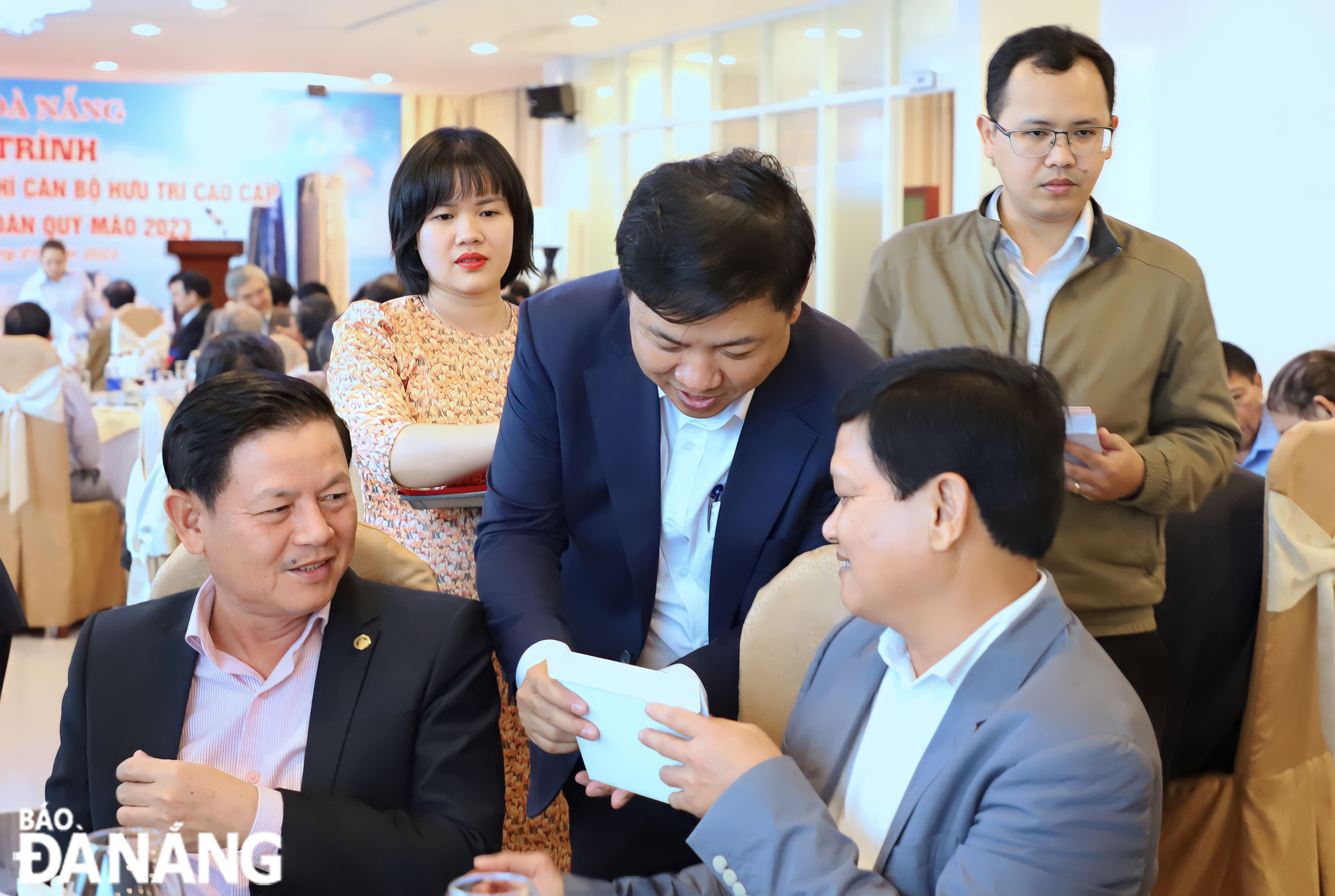 gap mat can bo huu tri cao cap 2023 2