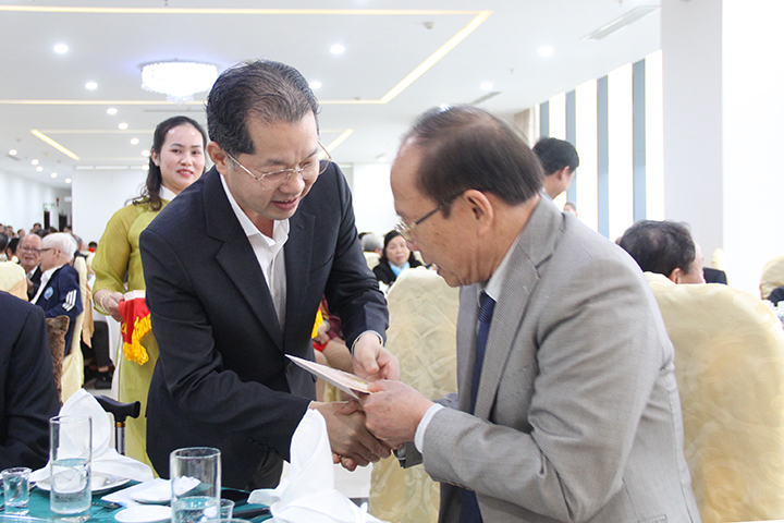 gap mat can bo huu tri xuan 2024 1