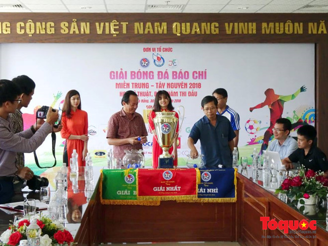 giai bong da bao chi 2