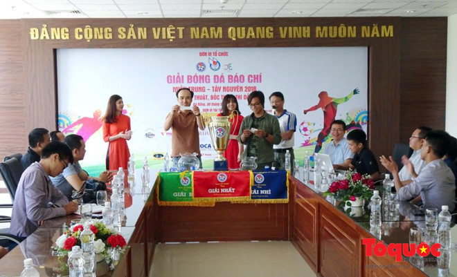 giai bong da bao chi 3