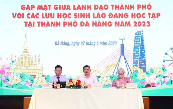 giao luu voi hoc sinh lao