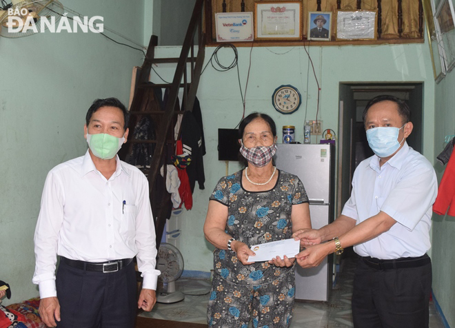giving financial aid to a low income family in tho quang ward