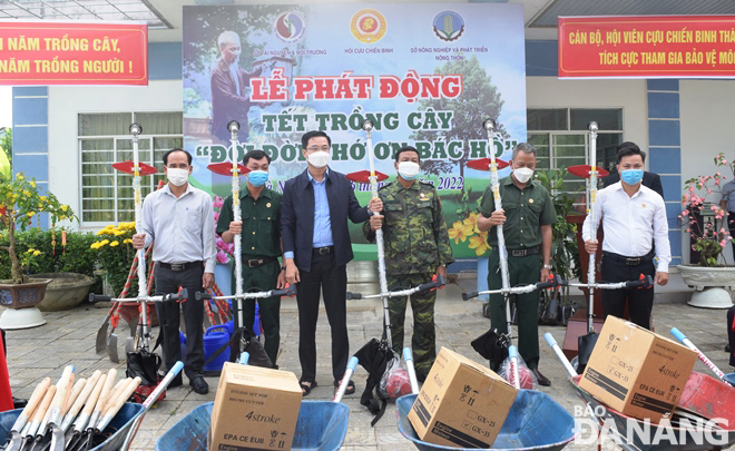 giving tools in the service of environmental protection and tree planting