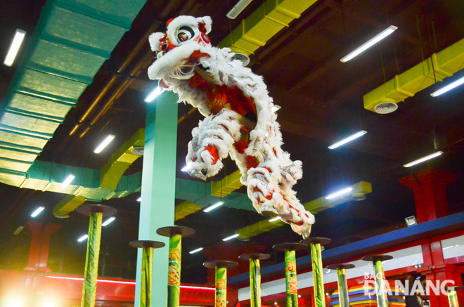 high pole lion dances 2
