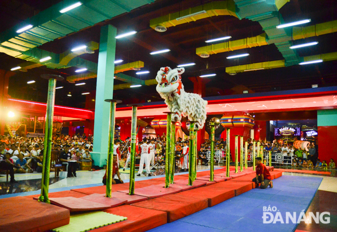 high pole lion dances