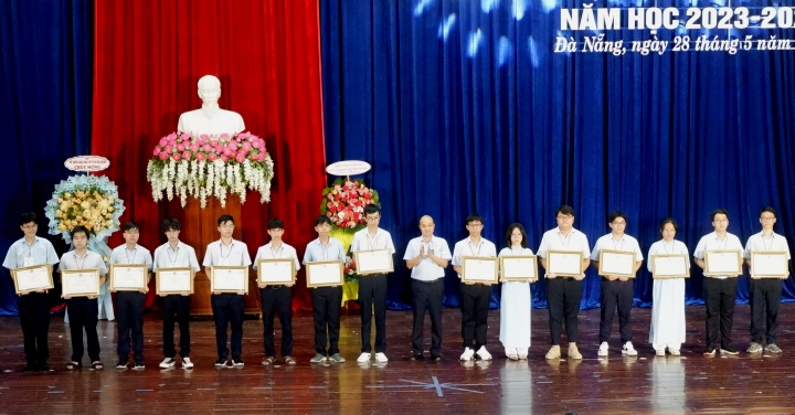 hoc sinh gioi xuat sac toan dien tieu bieu 2023 2024 1