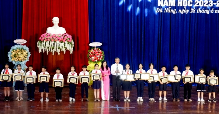 hoc sinh gioi xuat sac toan dien tieu bieu 2023 2024 2