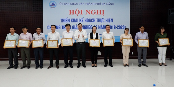 hoi nghi trien khai chuong trinh giam ngheo