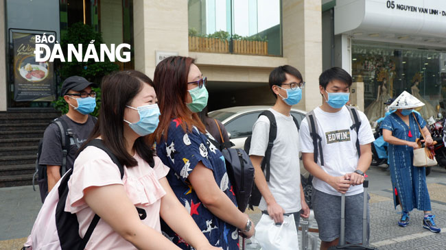 hotel guests waiting for transportation vehicles in front of the vanda hotel to go to da nang international airport