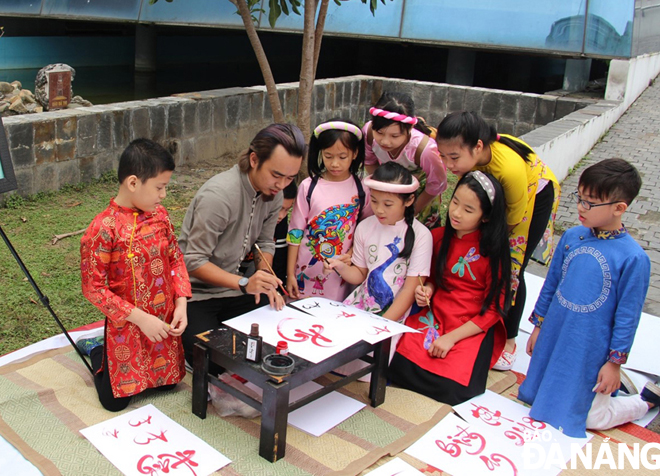 hs tham gia phien cho tet