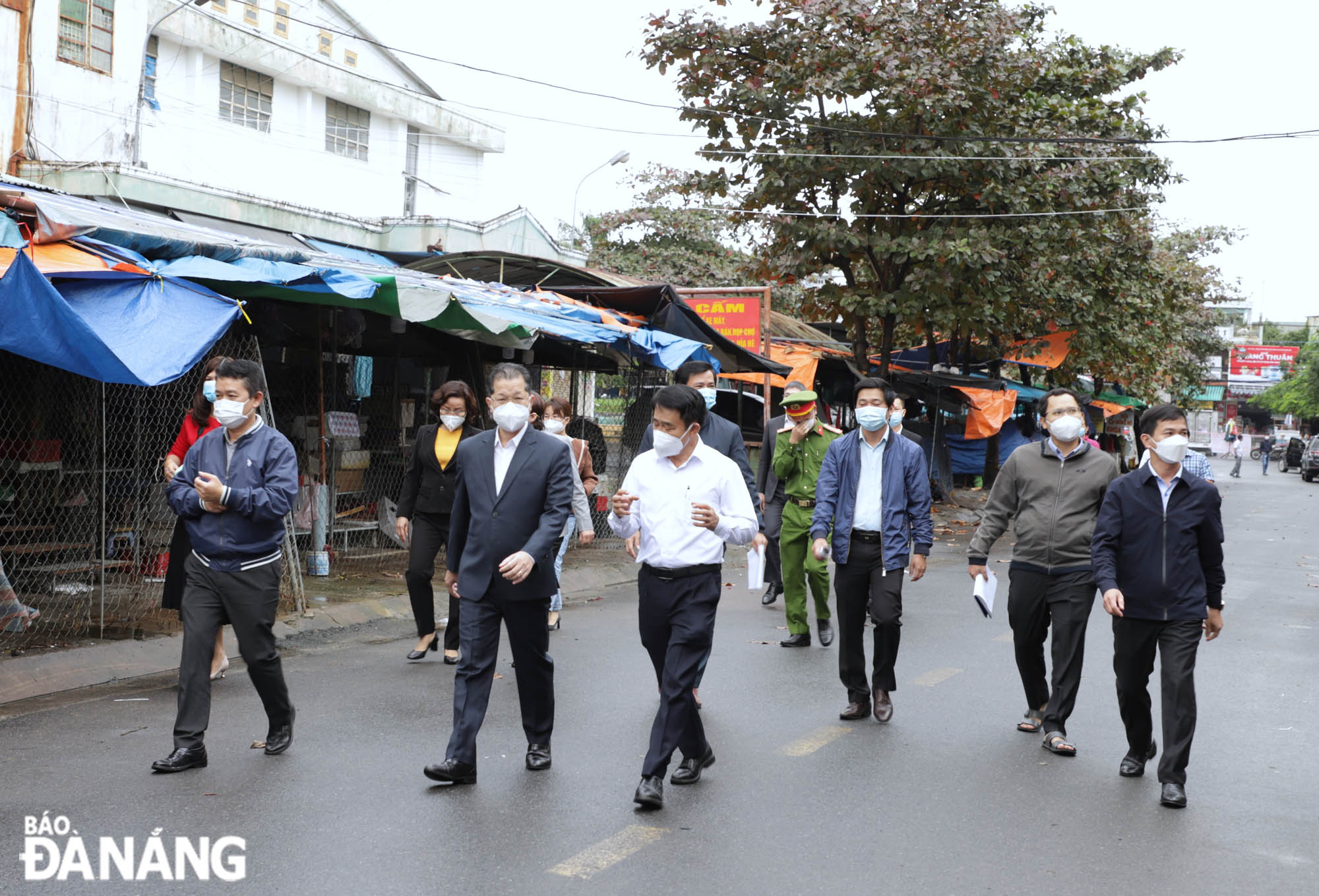 inspecting the hoa khanh wet market