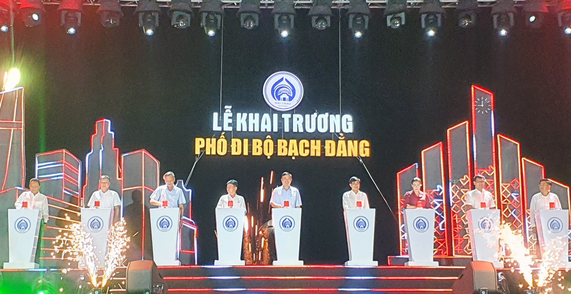 khai truong pho di bo bach dang 1