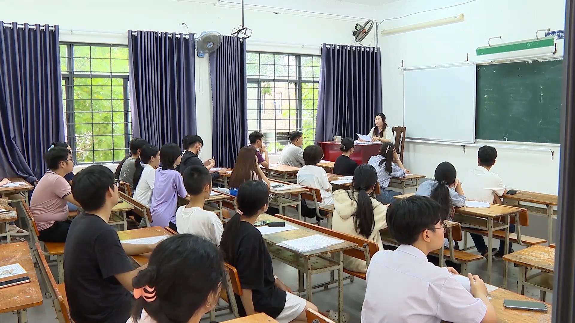 khao sat hs khoi 12 nam 2025