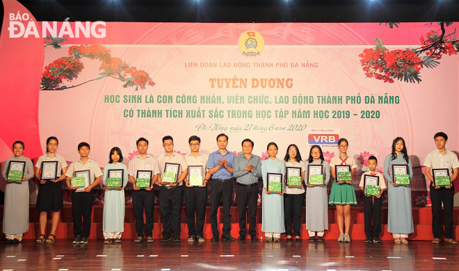 khen th c6 b0 e1 bb 9fng cho c c3 a1c em c4 91 e1 ba a1t th c3 a0nh t c3 adch cao trong c c3 a1c k e1 bb b3 thi