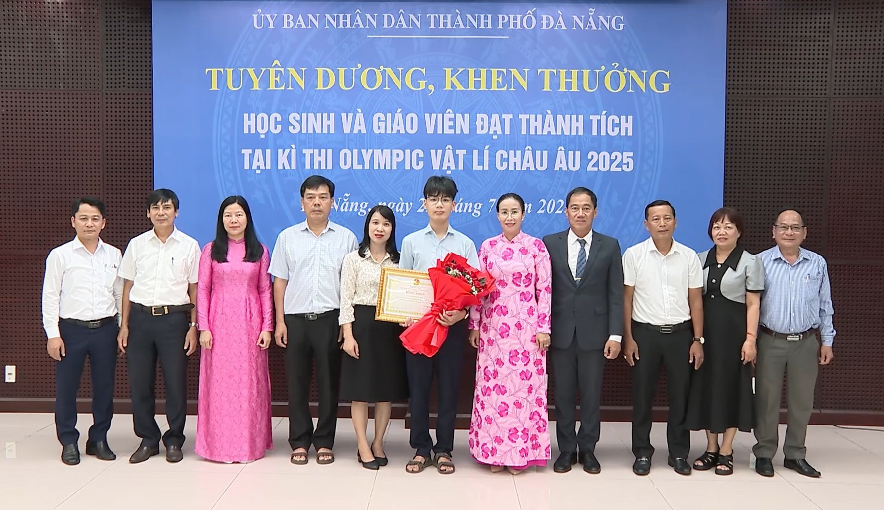 khen thuong hoc sinh dat giai olympic vat ly chau au