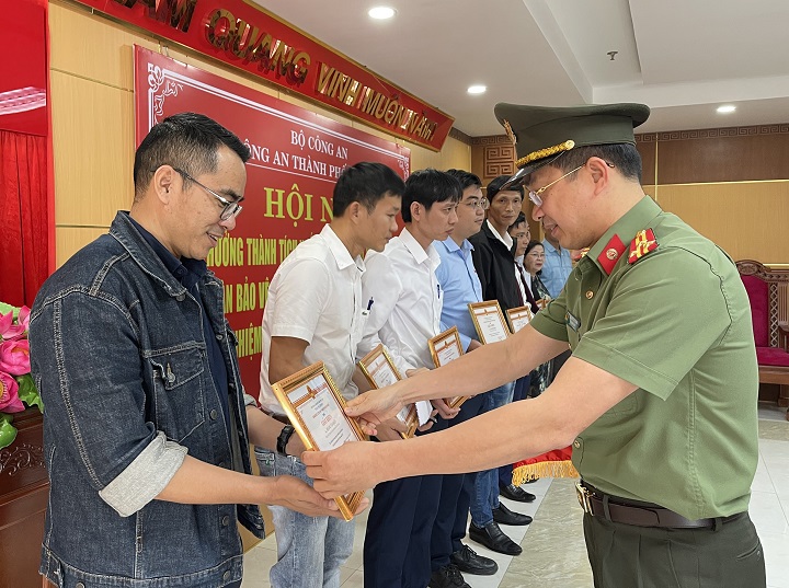 khen thuong thanh tich trong phong trao xay dung to quoc 1