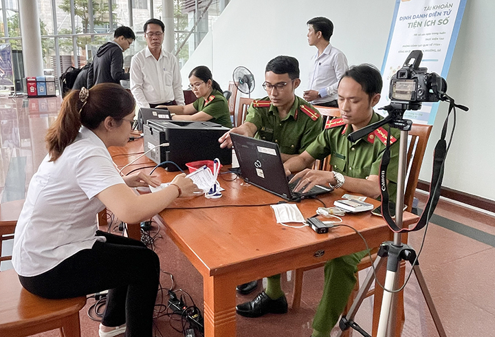 l c3 a0m cccd tai trung tam hanh chinh