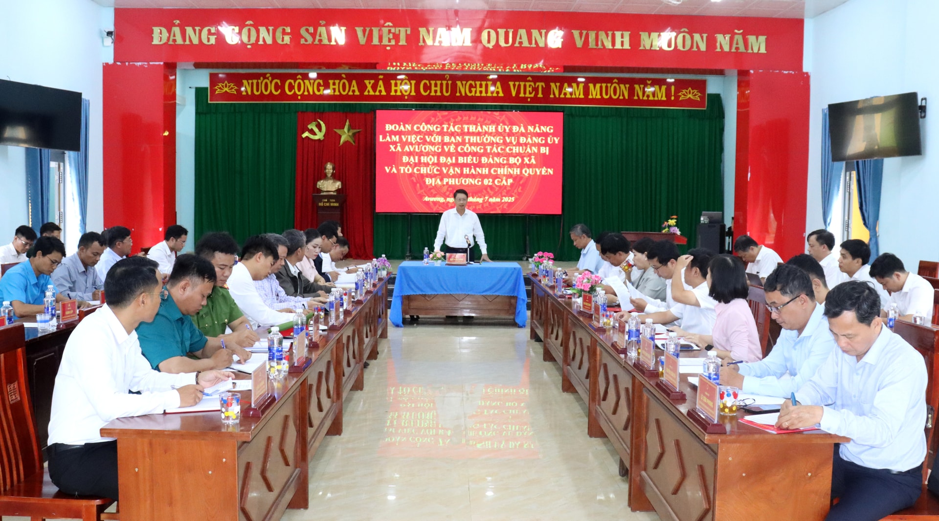 lam viec voi a vuong 7 2025