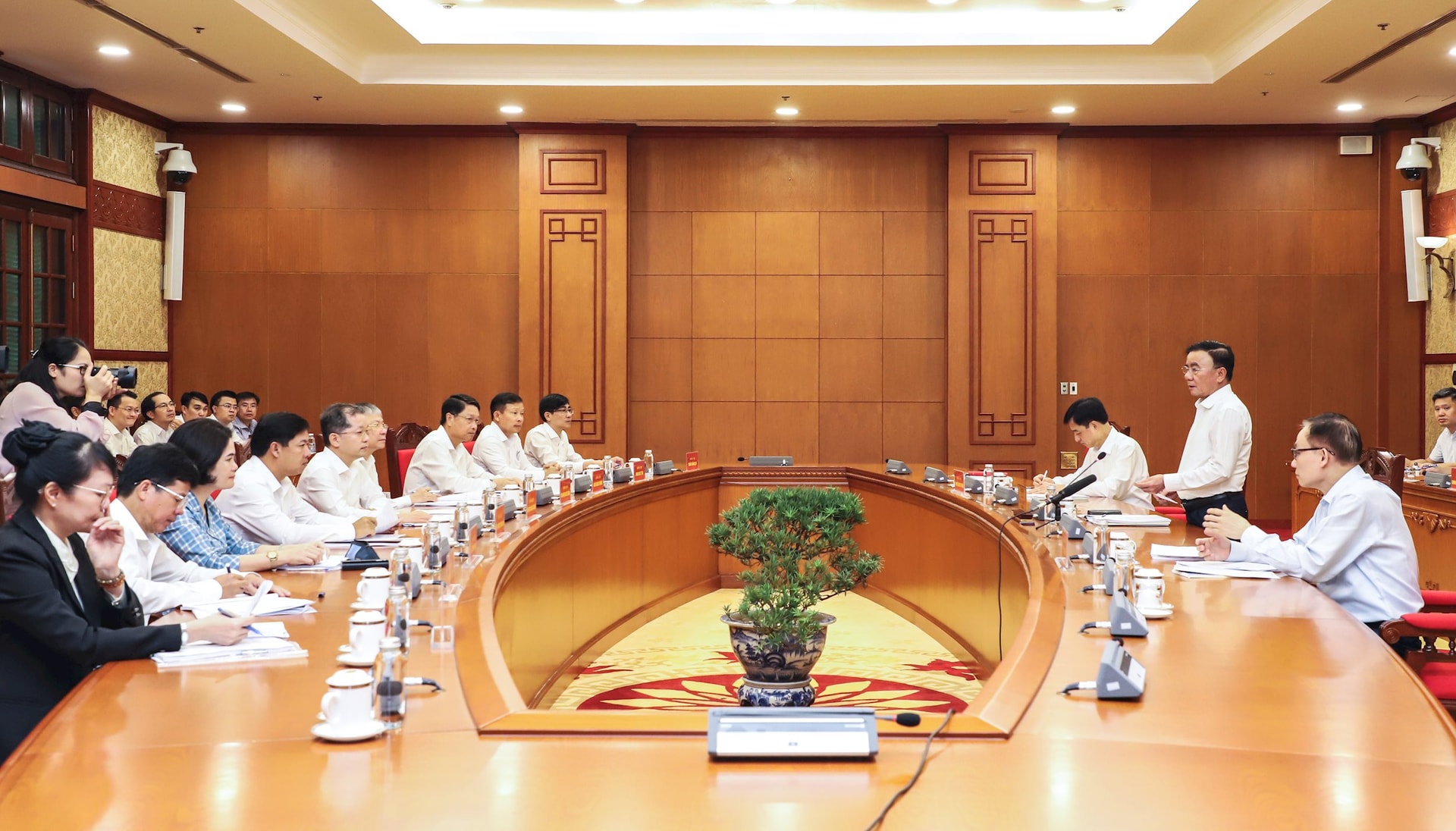 lam viec voi bo chinh tri 190825 2