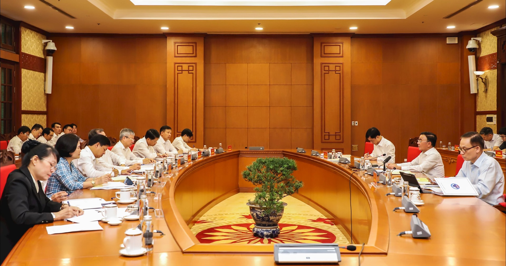 lam viec voi bo chinh tri 190825 3