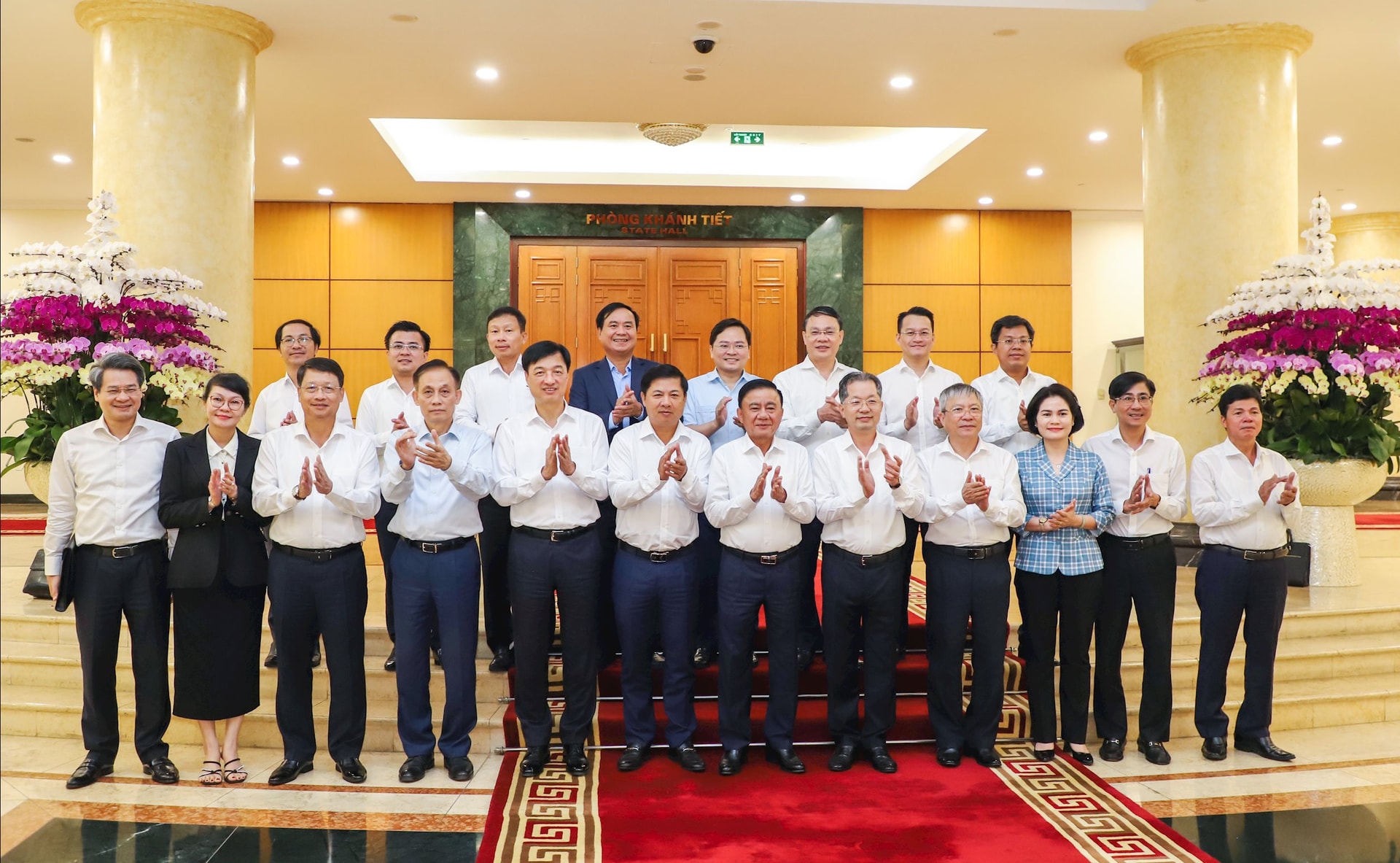 lam viec voi bo chinh tri 190825 4