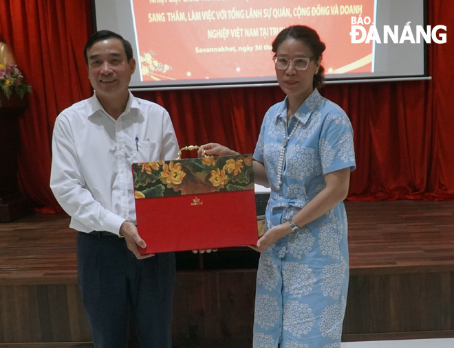 lam viec voi cac tinh nam trung lao
