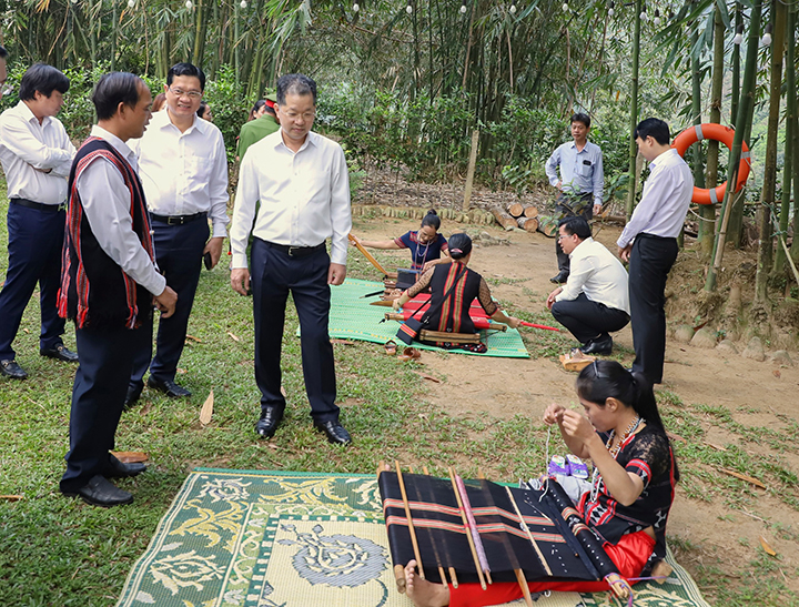 lam viec voi dang uy xa hoa bac 2