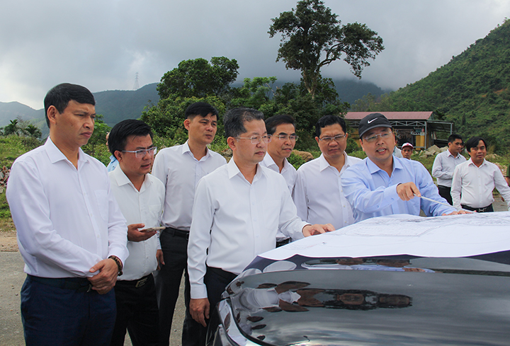 lam viec voi dang uy xa hoa bac 4