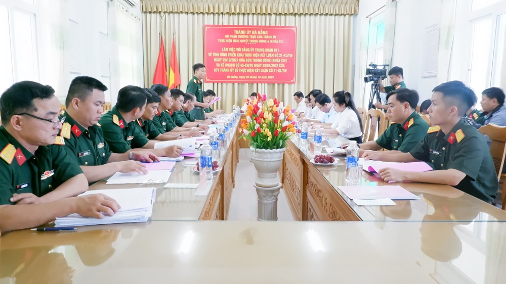 lam viec voi trung doan 971