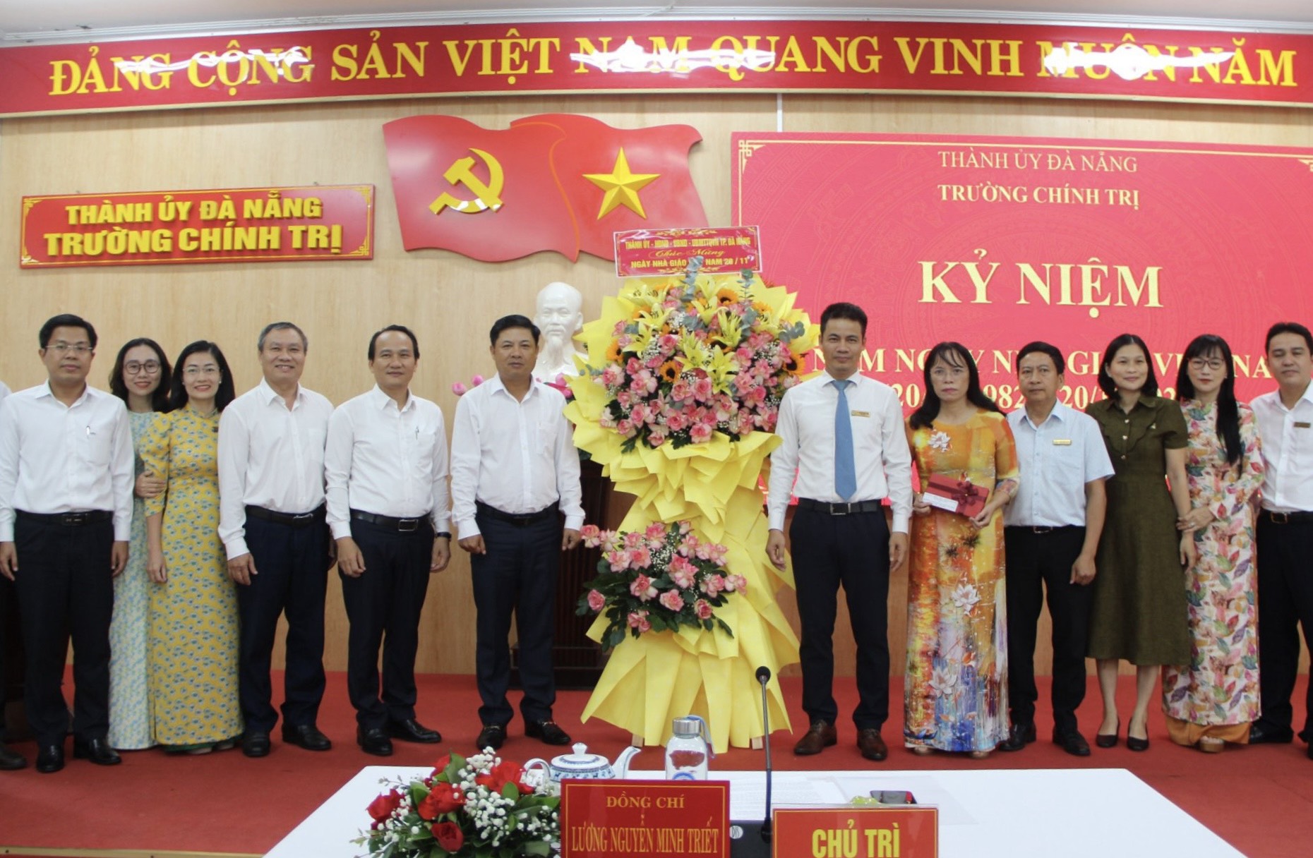 lam viec voi truong chinh tri thanh pho 1