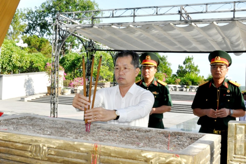 lanh dao thanh pho dang huong nghia trang liet sy quoc gia 1