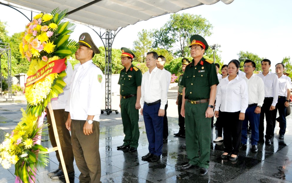 lanh dao thanh pho dang huong nghia trang liet sy quoc gia