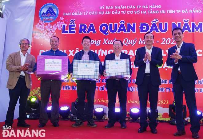 lanh dao thanh pho du le ra quan dau nam 8